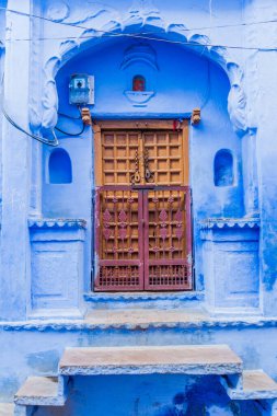 Hindistan, Rajasthan eyaletinde Bundi 'de tipik bir mavi evin ahşap kapısı.