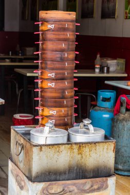 Çin 'in Gansu eyaletindeki Xiahe kasabasında küçük bir restoranda buharlı vapur eti.