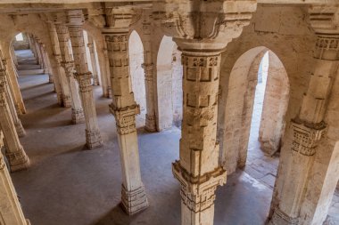 JUNAGADH, Hindistan - 9 Şubat 2017: Junagadh, Gujarat Eyaleti 'ndeki Uparkot Kalesi' ndeki cami