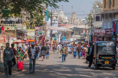 UDAIPUR, Hindistan - 12 Şubat 2017: Udaipur, Rajasthan Eyaleti, Hindistan 'daki bir sokakta yaşayan insanlar