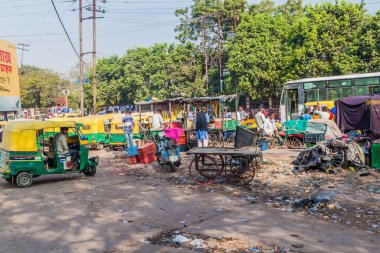 AGRA, Hindistan - 18 Şubat 2017: Agra, Uttar Pradesh Eyaleti, Hindistan 'da bir caddede yoksullar ve çekçekçekçekler