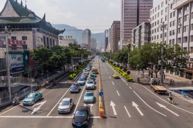 LANZHOU, Çin - 18 Ağustos 2018: ana cadde Lanzhou, Gansu Eyaleti, Çin