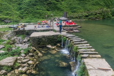 DEHANG, ÇİN - 12 AĞUSTOS 2018: Liusha Şelalesi yakınlarındaki dinlenme alanı Hunan Bölgesi, Hunan Bölgesi, Çin