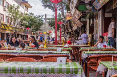 DUNHUANG, ÇİN - 19 AĞUSTOS 2018: Dunhuang, Gansu Eyaleti, Çin 'de açık hava restoranları