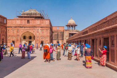 AGRA, Hindistan - 20 Şubat 2017: Yerel turistler Agra Kalesi, Uttar Pradesh Eyaleti, Hindistan 'daki Şah Jahani Mahal sarayını ziyaret ettiler