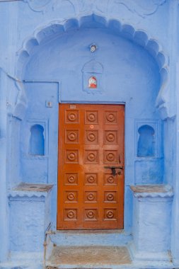 Hindistan, Rajasthan eyaletinde Bundi 'de tipik bir mavi evin ahşap kapısı.