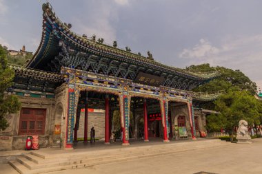 LANZHOU, ÇİN - 18 AĞUSTOS 2018: Lanzhou, Gansu Eyaleti, Çin 'deki Beyaz Pagoda Tapınağı Girişi