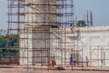 AGRA, Hindistan - 19 Şubat 2017: Hindistan 'ın Agra kentinde Taj Mahal' in bir minaresini yenileyen işçiler
