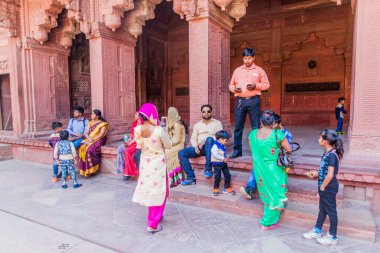 AGRA, Hindistan - 20 Şubat 2017: Yerel turistler Agra Fort, Uttar Pradesh State, Hindistan 'daki Jahangir Sarayı' nı ziyaret ettiler