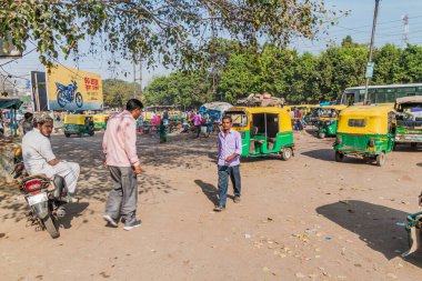 AGRA, Hindistan - 18 Şubat 2017: Agra, Uttar Pradesh Eyaleti, Hindistan 'da bir caddede yoksullar ve çekçekçekçekler
