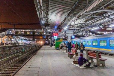 DELHI, INDIA - 20 Şubat 2017: Hindistan 'ın Delhi kentindeki Hazrat Nizamuddin tren istasyonunda Gatimaan Express (Hint Demiryolları' nın en hızlı treni).