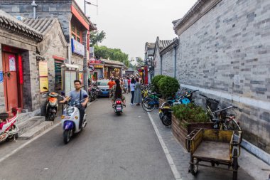 BEIJING, ÇİN - 26 Ağustos 2018: Pekin, Çin 'de kalabalık hutong caddesi
