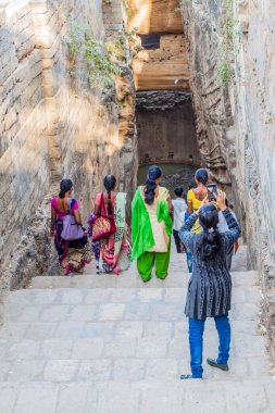 JUNAGADH, INDIA - 9 Şubat 2017: İnsanlar Hindistan 'ın Gujarat eyaletindeki Uparkot Kalesi' nde Adi Kadi Vav 'ı iyi bir şekilde ziyaret ediyor