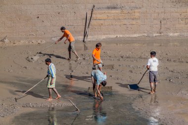 JUNAGADH, INDIA - 9 Şubat 2017: Junagad, Gujarat Eyaleti, Hindistan 'daki Uparkot Kalesi' nde tank temizleyen işçiler