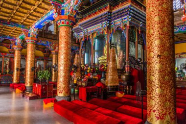 CHONGQING, ÇİN - 16 AĞUSTOS 2018: Çin Chongqing 'deki Luohan Tapınağının İçi