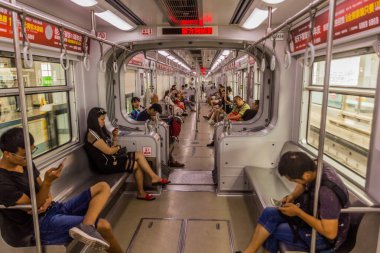 CHONGQING, ÇİN - 16 AĞUSTOS 2018: Chongqing, Çin 'deki metro treni