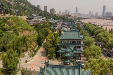 Çin 'in Gansu Eyaleti, Lanzhou' daki Beyaz Pagoda Tapınağı ile Sarı Nehir (Huang He) arasındaki binalar.