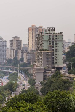 Chongqing, Çin 'deki yerleşim alanından geçen raylı hat.