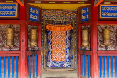 XIAHE, ÇİN - 25 AĞUSTOS 2018: Çin 'in Gansu Eyaleti Xiahe kasabasındaki Labrang Manastırı' nın kapısı