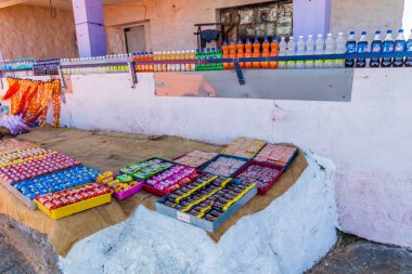 JUNAGADH, Hindistan - 10 Şubat 2017: Girnar Hill, Gujarat State, Hindistan 'da atıştırmalık tezgahı