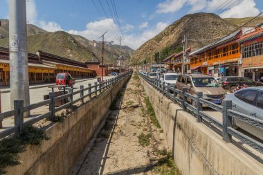 XIAHE, ÇİN - 24 AĞUSTOS 2018: Xiahe kasabasındaki boş su kanalı, Gansu, Çin