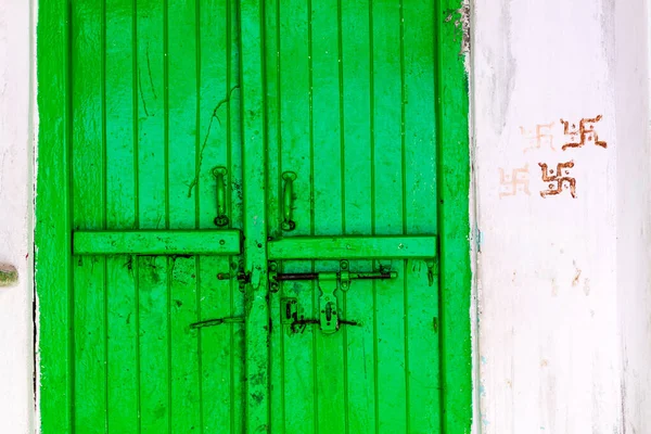 UDAIPUR, Hindistan - 11 Şubat 2017: Udaipur, Rajasthan Eyaleti, Hindistan 'da yeşil kapı ve gamalı haç sembolü