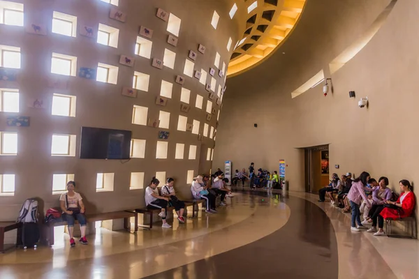 DUNHUANG, ÇİN - 20 Ağustos 2018: Dunhuang, Gansu Eyaleti yakınlarındaki Mogao Grottoes 'un Ziyaretçi Merkezi, Çin