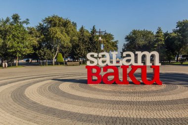 BAKU, AZERBAIJAN - 6 Haziran 2018: Bakü tabelası Bakü Bulvarı, Azerbaycan