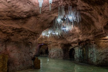 OSH, KYRGYZSTAN - 28 Mayıs 2018: Osh, Kırgızistan 'daki Sulaiman-Too Hill' deki mağara müzesi
