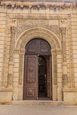 Azerbaycan 'ın Bakü kentindeki Juma Camii' nin kapısı.