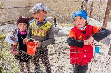 MURGHAB, TAJIKISTAN - 27 Mayıs 2018: Gorno-Badakhshan Özerk Bölgesi Murghab köyündeki çocuklar