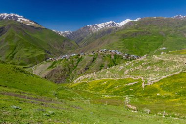 Azerbaycan 'ın Xinaliq (Khinalug) köyü çevresindeki yeşil manzara