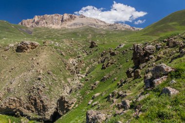 Azerbaycan 'ın Xinaliq (Khinalug) köyü yakınlarındaki Rocky arazisi