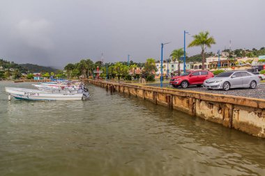 SAMANA, DOMINICAN REPUBLIC - 7 ARALIK 2018 SAMANA: Dominik Cumhuriyeti Samana kasabasındaki bir rıhtımda tekneler