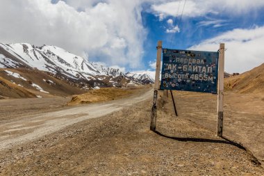 PAMIR Otoyolu, TAJIKISTAN - 27 Mayıs 2018: Gorno-Badakhshan Özerk Bölgesi, Tacikistan 'daki Pamir Otoyolu' nda Ak Baital Geçidi 'ni imzalayın