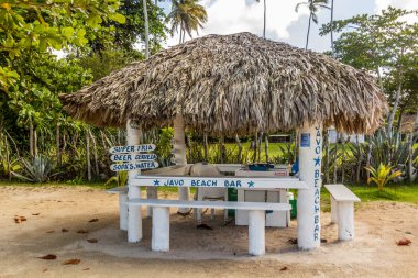 LAS GALERAS, DOMINICAN Cumhuriyet - 6 Aralık 2018: Las Galeras, Dominik Cumhuriyeti 'ndeki sahil barı