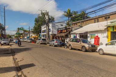 CABARETE, DOMINICAN REPUBLIK - 14 ARALIK 2018: Cabarete, Dominik Cumhuriyeti 'nin ana yolu