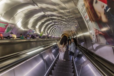 BAKU, AZERBAIJAN - 21 Haziran 2018: Bakü, Azerbaycan 'daki metro istasyonu yürüyen merdivenleri