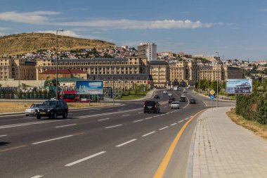 BAKU, AZERBAIJAN - 20 Haziran 2018: Bakü, Azerbaycan 'da bir sahil yolunda trafik