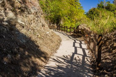 Dominik Cumhuriyeti 'nin Jarabacoa kasabası yakınlarındaki Salto de Baiguate şelalesine giden yol