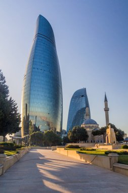 Azerbaycan 'ın Bakü kentindeki Şehitler Camii ve modern mimari