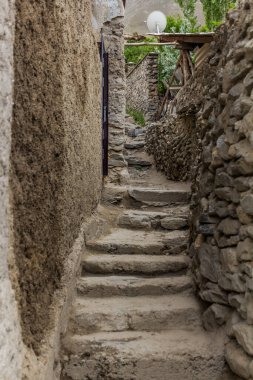 Tacikistan 'ın Khorog şehrinde dar bir sokak.