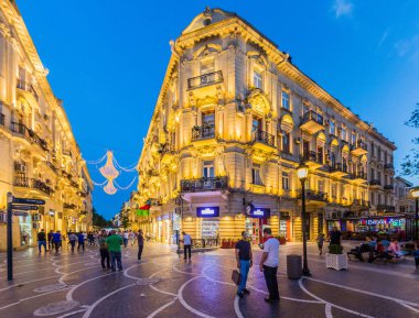 BAKU, AZERBAIJAN - 19 Haziran 2018: Bakü, Azerbaycan 'da bir yaya caddesinin gece görüşü