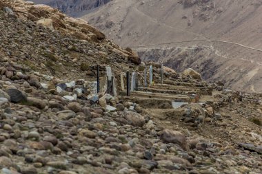 Tacikistan ve Afganistan arasındaki Wakhan vadisindeki Langar köyündeki mezarlık.
