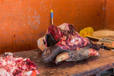  Kırgızistan, Osh 'taki pazarda inek başı.