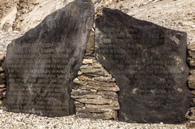 WAKHAN VALLEY, TAJIKISTAN - 23 Mayıs 2018: Wakhan Vadisi, Tacikistan 'daki Vrang köyündeki Budist stupa' da bilgilendirme kurulu