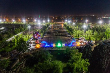 Tacikistan 'ın başkenti Dushanbe' deki Park Sharshara 'nın gece görüşü