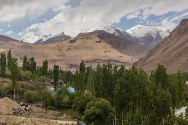 Khorog kasabası, Tacikistan 'ın havadan görünüşü