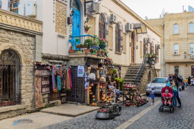 BAKU, AZERBAIJAN - 18 Haziran 2018: Bakü, Azerbaycan 'da turistler ve hediyelik eşya dükkanları