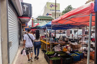 SANTO DOMINGO, DOMINICAN Cumhuriyet - 18 Kasım 2018: Dominik Cumhuriyeti 'nin başkenti Santo Domingo' nun Çin Mahallesi 'nde Pazar.